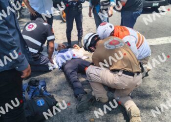 COMBI DE TRANSPORTE PÚBLICO ATROPELLA A MOTOCICLISTA FRENTE A COBACH 08 EN TAPACHULA