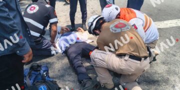 COMBI DE TRANSPORTE PÚBLICO ATROPELLA A MOTOCICLISTA FRENTE A COBACH 08 EN TAPACHULA