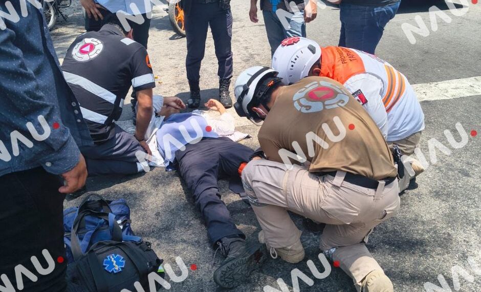 COMBI DE TRANSPORTE PÚBLICO ATROPELLA A MOTOCICLISTA FRENTE A COBACH 08 EN TAPACHULA