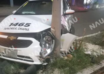 🚨 MADRUGADA DE IMPACTO: TAXI SE ESTRELLA CONTRA POSTE EN TAPACHULA