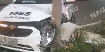 🚨 MADRUGADA DE IMPACTO: TAXI SE ESTRELLA CONTRA POSTE EN TAPACHULA