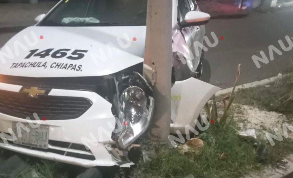 🚨 MADRUGADA DE IMPACTO: TAXI SE ESTRELLA CONTRA POSTE EN TAPACHULA