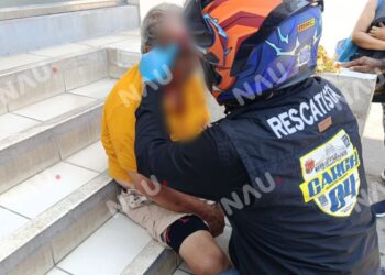 Adulto mayor sufre caída y es auxiliado por paramédicos en el centro de Tapachula