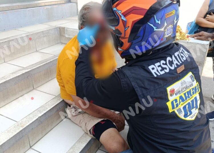 Adulto mayor sufre caída y es auxiliado por paramédicos en el centro de Tapachula