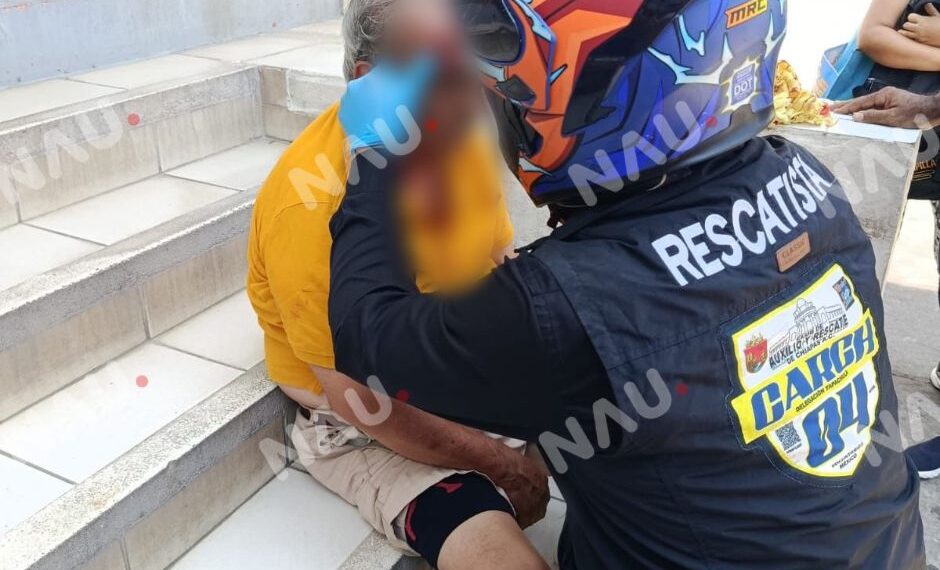 Adulto mayor sufre caída y es auxiliado por paramédicos en el centro de Tapachula