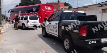 INTENTO DE REBASE PROVOCA CHOQUE ENTRE AUTOBÚS Y CAMIONETA EN TAPACHULA