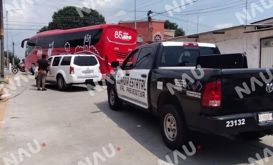 INTENTO DE REBASE PROVOCA CHOQUE ENTRE AUTOBÚS Y CAMIONETA EN TAPACHULA