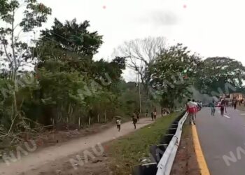 Desalojan bloqueo carretero en Villa Comaltitlán tras enfrentamiento entre civiles y policías