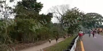 Desalojan bloqueo carretero en Villa Comaltitlán tras enfrentamiento entre civiles y policías