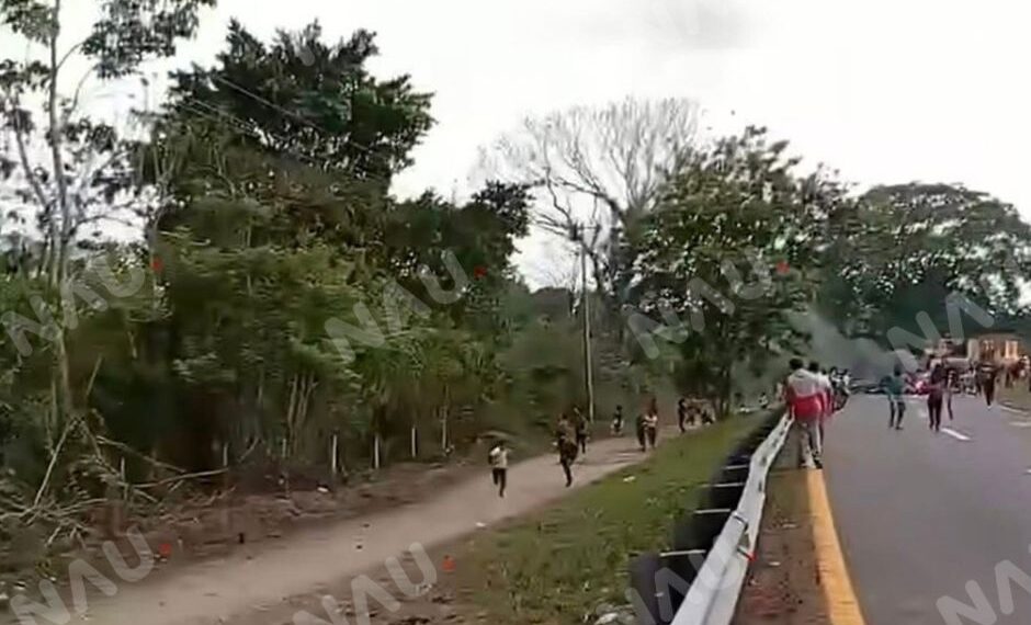 Desalojan bloqueo carretero en Villa Comaltitlán tras enfrentamiento entre civiles y policías