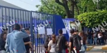 Alumnos toman Facultad de Negocios para exigir restitución de director