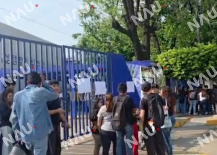 Alumnos toman Facultad de Negocios para exigir restitución de director