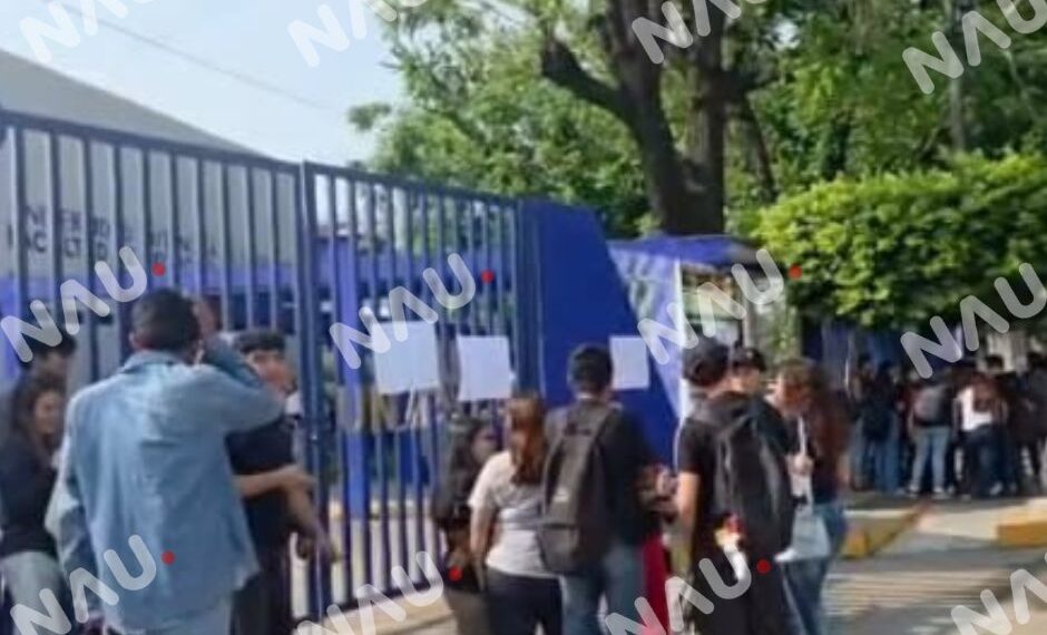 Alumnos toman Facultad de Negocios para exigir restitución de director