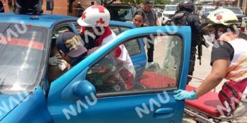 Ataque armado deja a un hombre gravemente herido en Tapachula. La víctima fue baleada a plena luz del día frente a una escuela primaria; autoridades acordonaron la zona y desplegaron un operativo de seguridad.