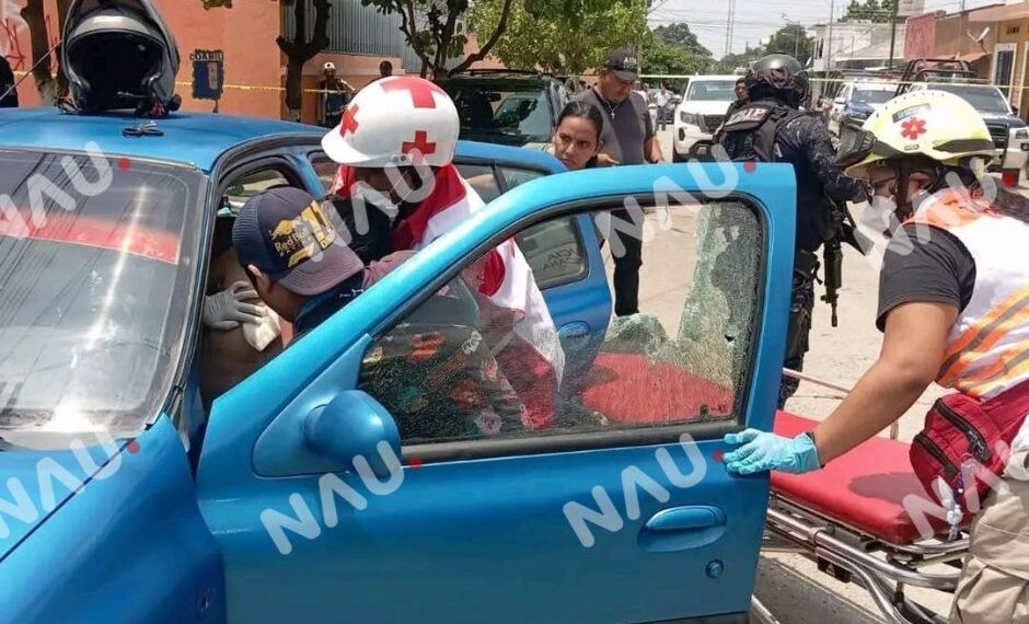 Ataque armado deja a un hombre gravemente herido en Tapachula. La víctima fue baleada a plena luz del día frente a una escuela primaria; autoridades acordonaron la zona y desplegaron un operativo de seguridad.