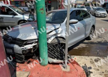 ACCIDENTE VIAL EN LA 8ª PONIENTE DEJA SOLO DAÑOS MATERIALES