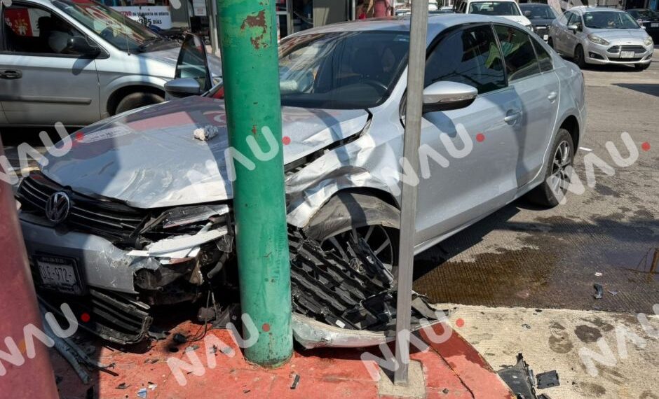 ACCIDENTE VIAL EN LA 8ª PONIENTE DEJA SOLO DAÑOS MATERIALES
