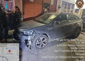 Se movilizan elementos de la Dirección de Tránsito Municipal tras aparatoso accidente múltiple en el barrio de Santa Lucía