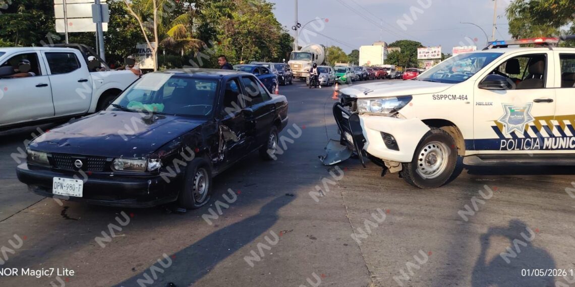 Accidente entre patrulla municipal y vehículo particular deja daños materiales en Tapachula