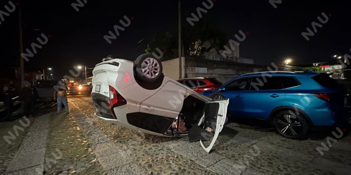 Aparatoso accidente múltiple deja un vehículo volcado en la avenida Río Plata