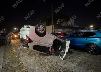 Aparatoso accidente múltiple deja un vehículo volcado en la avenida Río Plata