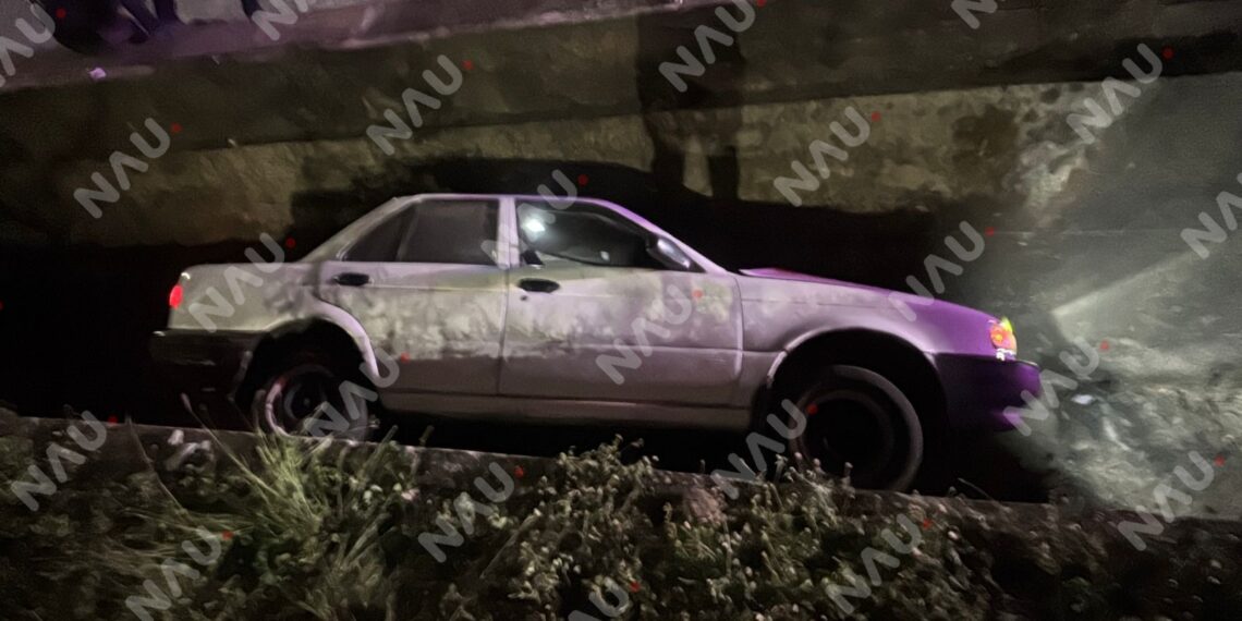 Vehículo cae a dren pluvial en la Novena Avenida Sur; dos personas resultan lesionadas