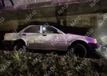 Vehículo cae a dren pluvial en la Novena Avenida Sur; dos personas resultan lesionadas