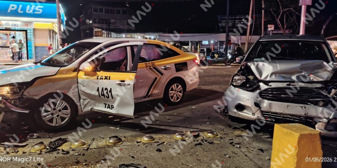 Taxi y vehículo particular chocan en la Carretera Costera; hay un detenido