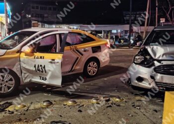Taxi y vehículo particular chocan en la Carretera Costera; hay un detenido