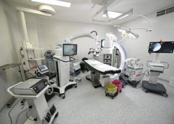 Eduardo Ramírez recorre Hospital Vida Mejor y constata atención a pacientes