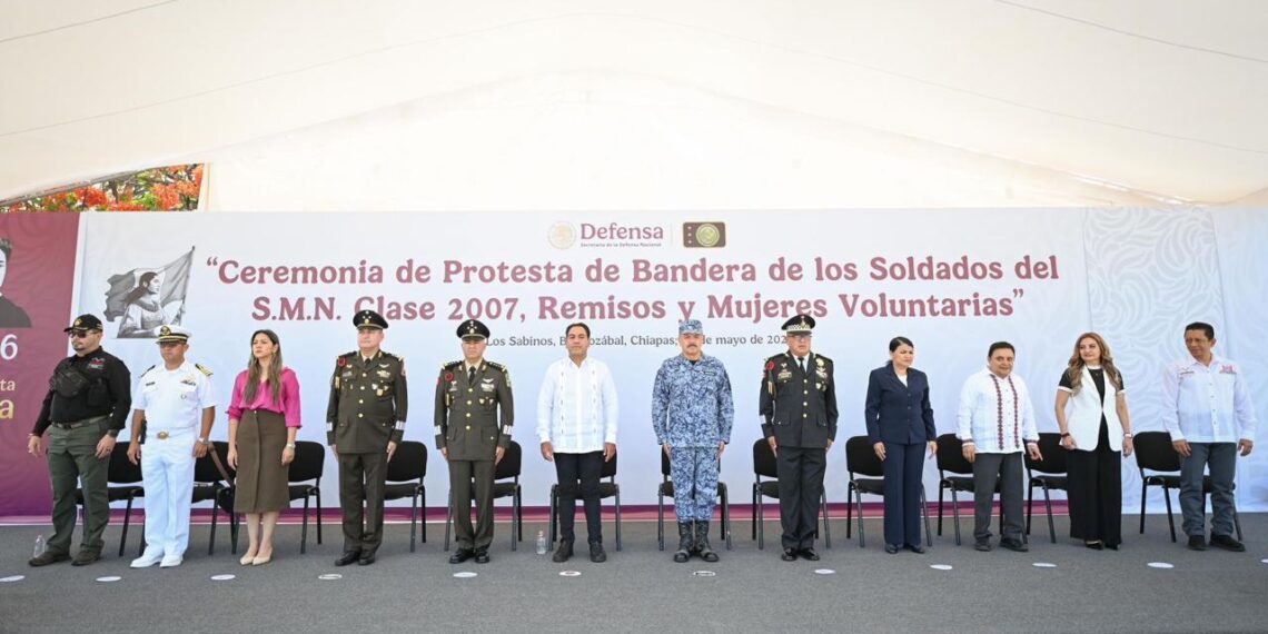 Eduardo Ramírez atestigua Ceremonia de Protesta de Bandera de Soldados del Servicio Militar Nacional
