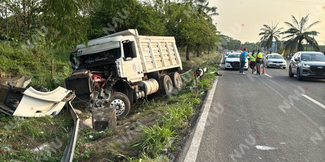 Camión de volteo se sale de la carretera en tramo Puerto Madero – Tapachula; solo hay daños materiales