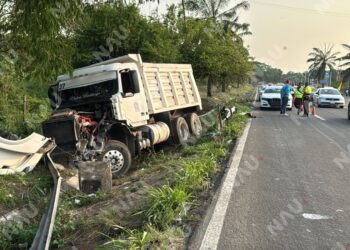 Camión de volteo se sale de la carretera en tramo Puerto Madero – Tapachula; solo hay daños materiales