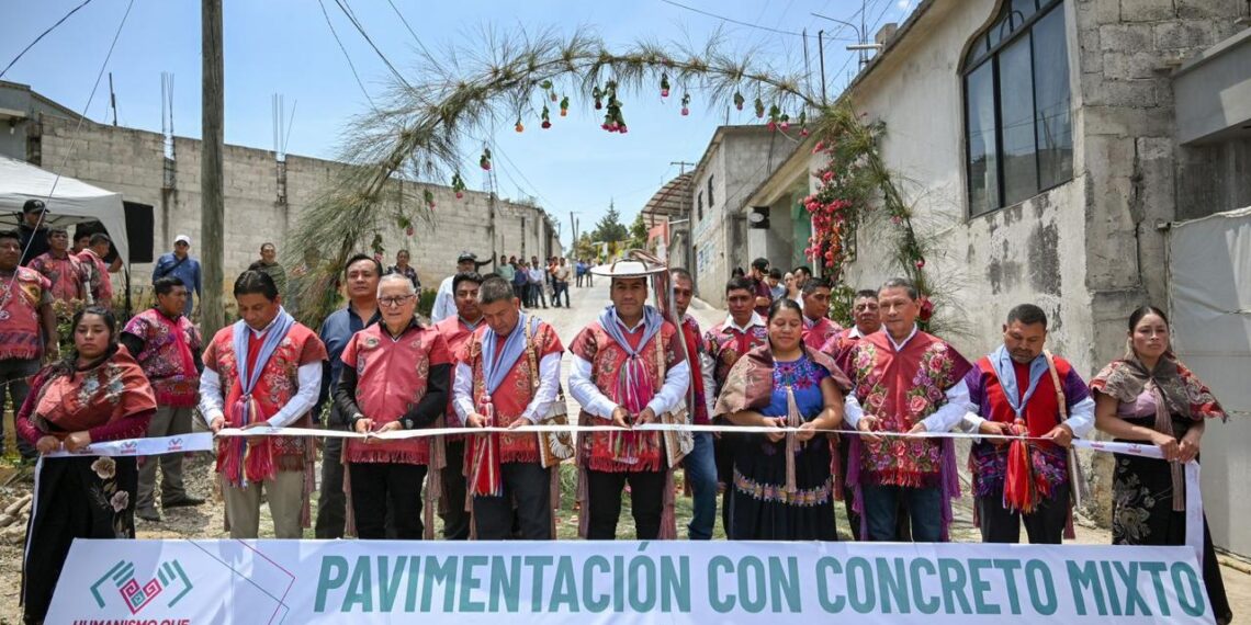 Eduardo Ramírez lleva infraestructura vial y educativa a comunidades de Zinacantán