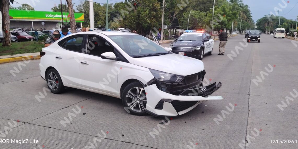 CHOQUE ENTRE TAXI FORÁNEO Y VEHÍCULO PARTICULAR DEJA DAÑOS MATERIALES EN TAPACHULA