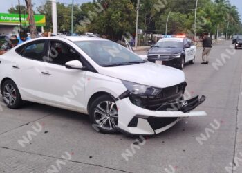 CHOQUE ENTRE TAXI FORÁNEO Y VEHÍCULO PARTICULAR DEJA DAÑOS MATERIALES EN TAPACHULA