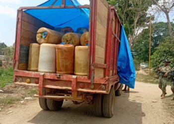 Marina detiene a dos presuntos infractores de la ley y asegura combustible enel municipio de Suchiate, Chiapas