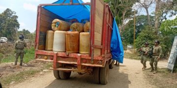 Marina detiene a dos presuntos infractores de la ley y asegura combustible enel municipio de Suchiate, Chiapas