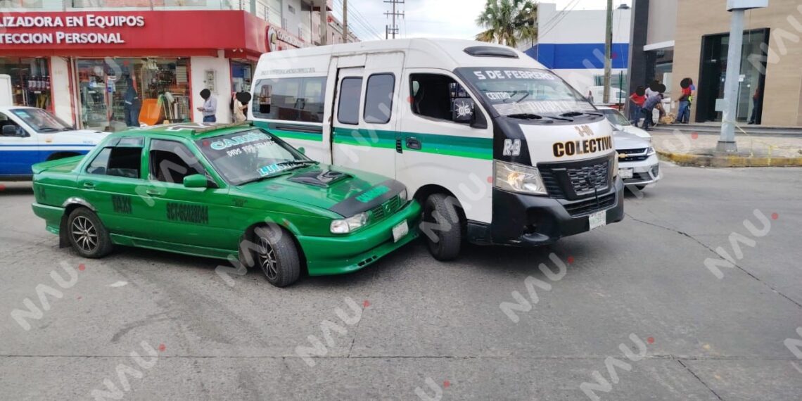 Choque entre taxi y Urban deja daños menores en Tapachula