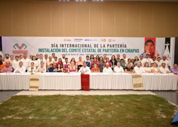 Eduardo Ramírez Aguilar reconoce al personal de enfermería e instala el Comité Estatal de Partería