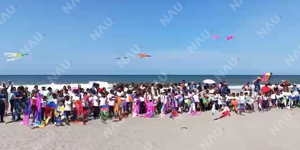 Vuela más de 100 barriletes en la playa El Gancho