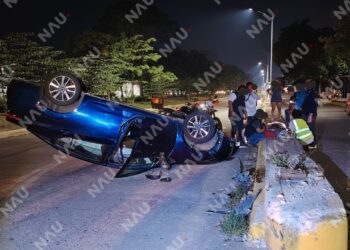 Versa termina volcado sobre el Par Vial; hay una mujer lesionada y un detenido en Tapachula