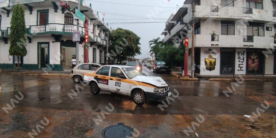 Taxi se pasa el alto y provoca choque en pleno centro de Tapachula