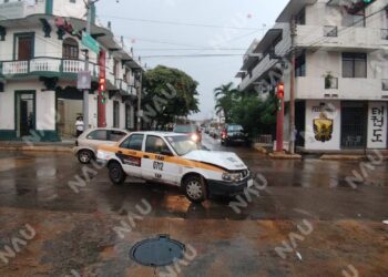 Taxi se pasa el alto y provoca choque en pleno centro de Tapachula
