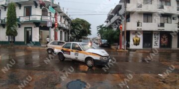 Taxi se pasa el alto y provoca choque en pleno centro de Tapachula