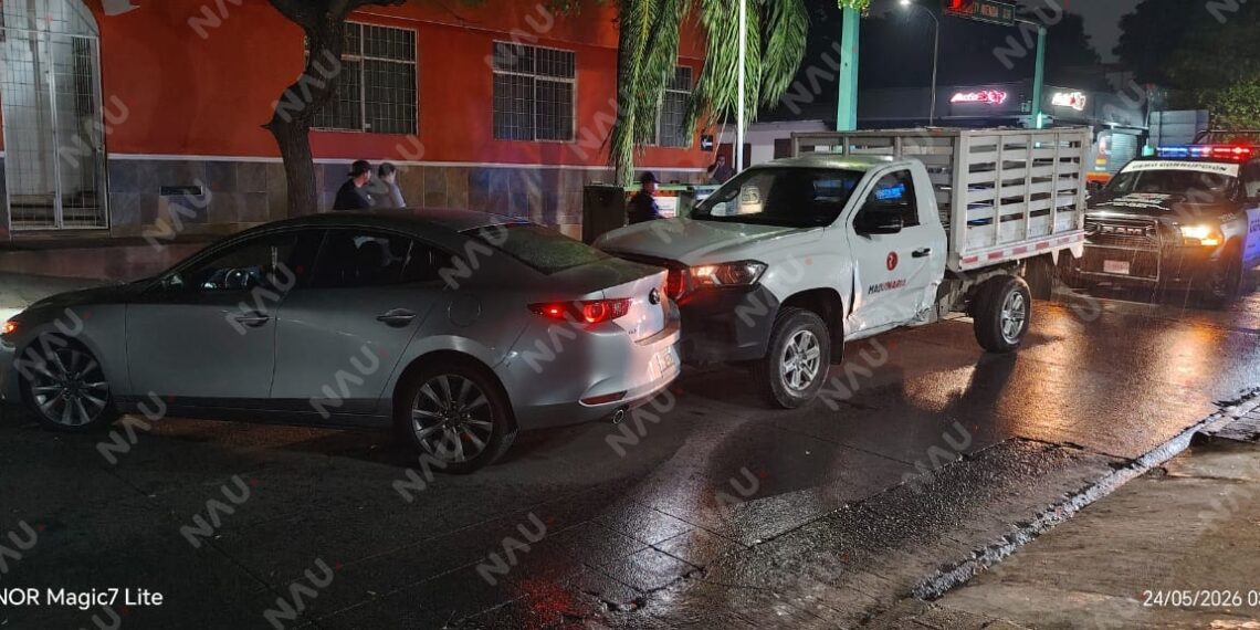 Choque entre camioneta y automóvil deja daños materiales en Tapachula