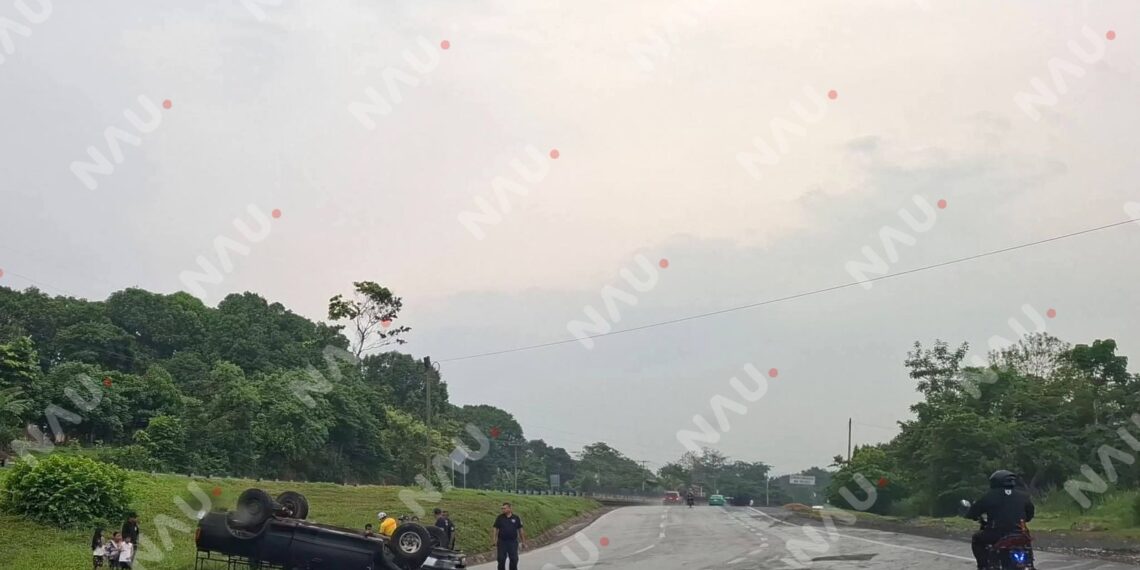Familia resulta lesionada tras volcadura en la salida del libramiento de Huixtla