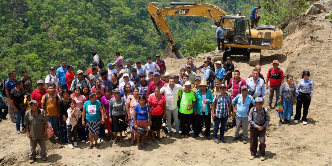 Después de más de 30 años de espera, Víctor Saldaña inicia rehabilitación de carretera en Tecoitác
