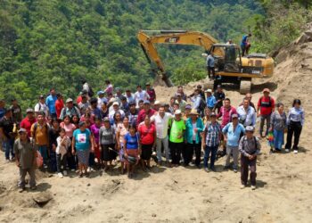 Después de más de 30 años de espera, Víctor Saldaña inicia rehabilitación de carretera en Tecoitác