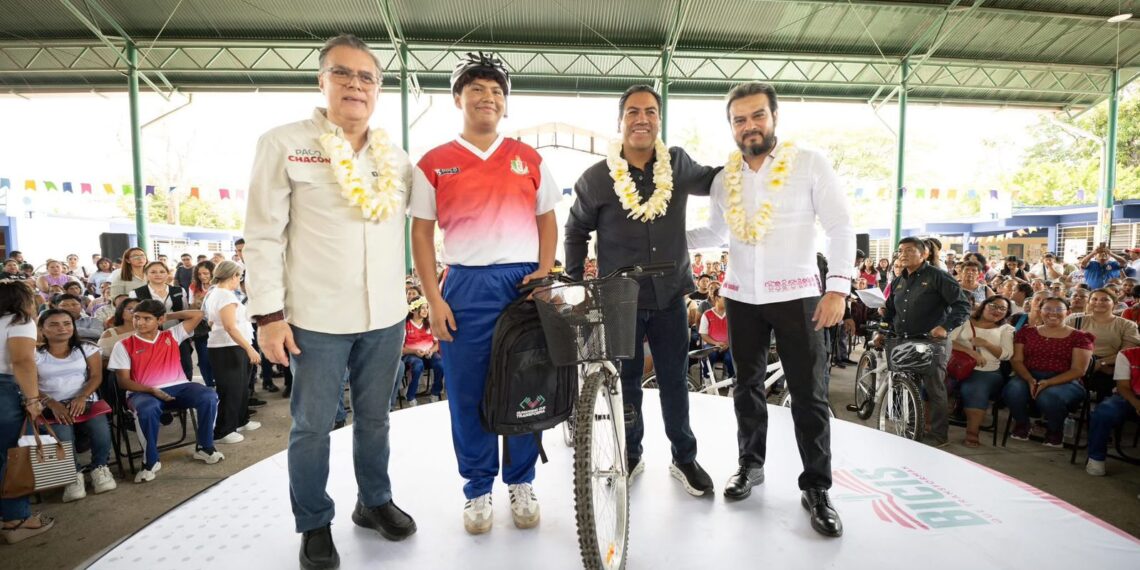 Eduardo Ramírez entrega bicicletas y mochilas a estudiantes de Tuxtla Gutiérrez